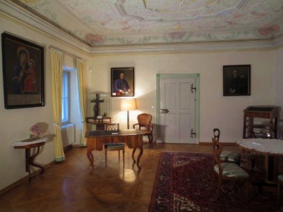 Kleiner Kapitelsaal mit Rokokodecke und barocker Einrichtung. © Josef Sturm