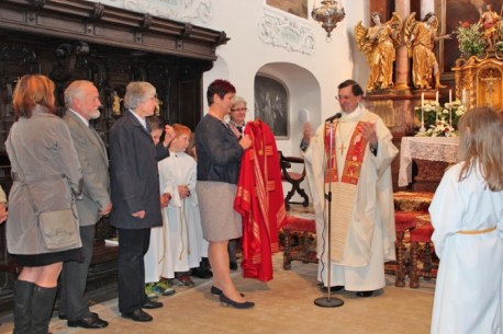 Als Geschenk der Pfarrgemeinde wurde Propst Franz Lusak ein rotes Messkleid überreicht.