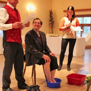 Propst Franz Lusak wurde bei der Jubiläumsfeier eine Kneipp-Kur verschrieben.