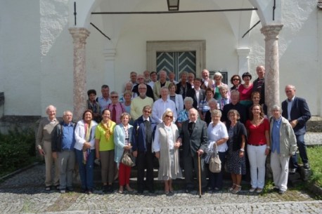 Gruppenfoto vor der Filialkirche St. Leonhard in Spittal am Pyhrn © Mag. Anneliese Handlechner
