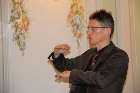 Univ.Prof. Dr. Dietmar Winkler aus Salzburg bei seinem Vortrag &copy; Freunde des Stiftes/privat
