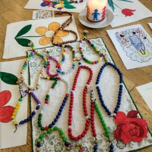 selbst gemachte Rosenkränze in der Mini- und JS-Stunde © M. Löffelberger