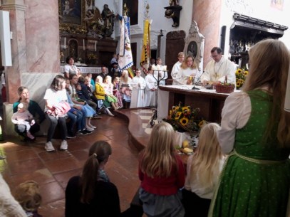 die Kinder der Kinderkirche beim Gottesdienst © L. Löffelberger
