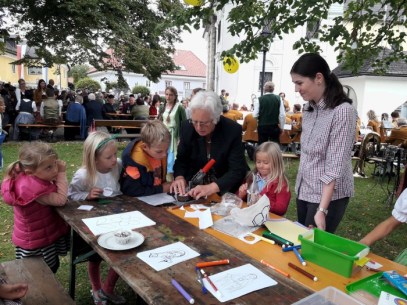 kreatives Kinderprogramm beim Pfarrfest &copy; M. Löffelberger