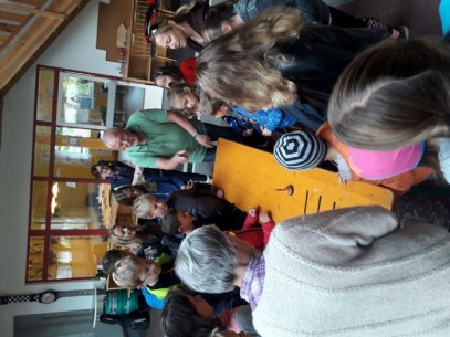 Stockschießen: Auch auf dem Tisch funktioniert es &copy; M. Löffelberger