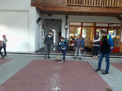 Stockschießen: Wer trifft am Besten? &copy; M. Löffelberger