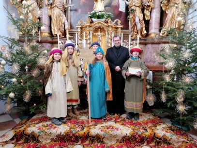 Gruppe mit Pfarrer Franz Lusak © Pfarre Mattsee/Josef Hofbauer