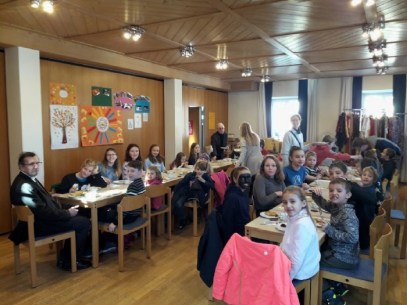 Schnitzelessen nach dem Gottesdienst am Dreikönigstag © Pfarre Mattsee/Löffelberger