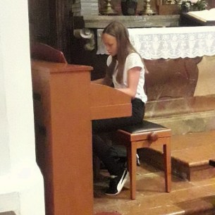 Marie-Christine spielt während der Kommunionausteilung © Löffelberger