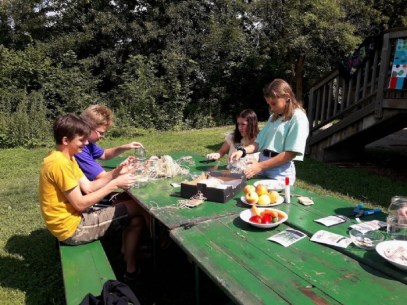 Burschen und Mädels sind mit Eifer beim Basteln © Löffelberger