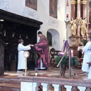 Ministrantenaufnahme - Geschenkübergabe © Pfarre Mattsee