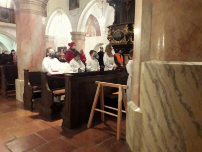 Ministrantenaufnahme - Minis wegen Corona in den Bänken © Pfarre Mattsee