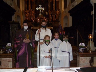 Ministrantenaufnahme - die 4 Neuen mit Herrn Pfarrer © Pfarre Mattsee