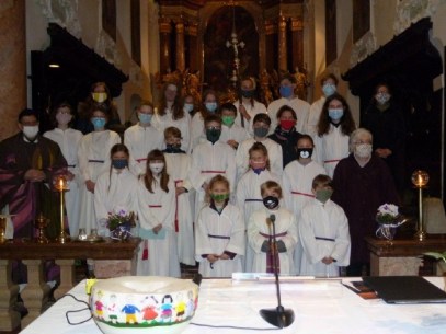 Ministrantenaufnahme - Gruppenfoto mit Masken © Pfarre Mattsee