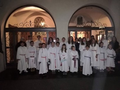 Ministrantenaufnahme - Gruppenbild vor der Kirche ohne Masken © Pfarre Mattsee