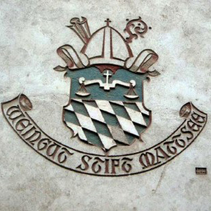 WEINGUT STIFT MATTSEE – seit 1150, Wappen am Presshaus in der Kellergasse 4, 1956 große Renovierung. Presshaus u. Gärkeller in Benützung vom Stiftwinzer Urban STAGARD, für Tank-, Steingut- u. Fassreifung der Weine (ca. 550 Hl.), davon ca. 90 Hl. für STIFT MATTSEE!