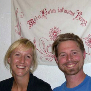 WINZEREHEPAAR Dominique & Urban STAGARD, in siebenter Generation 2008 Betrieb übernommen. Verheiratet, 2 Töchter (Alva & Thorun-Zwilling), Eltern – Mutter Elisabeth (KARL-Tochter) m. Gatten Kenneth Stagard aus Schweden, Brown Bowery – Werkstechniker Ing.-YBBS.