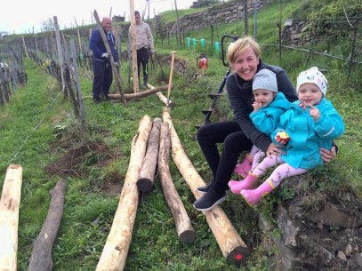 In Arbeit Randpflöcke einsetzen für den Spanndraht mit Backstö, Dominique Stagard mit Alva u. Thorun u. zwei Betriebshelfern.