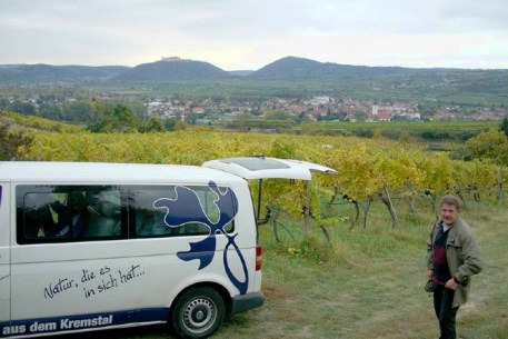 Museums Kustos Josef STURM, begleitet unseren Winzer bei der Kontrollfahrt in die Rieden, 	dahinter STIFT GÖTTWEIG, mittig fliest die Donau. Knapp vor Lesezeit 
