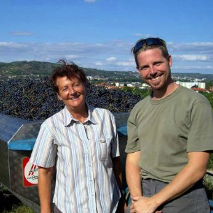 Hedi u. Winzer Urban, beim vollen Erntewagen mit Zweigelt Trauben, das war eine Freude. Riede Junge Point in Mautern, mit Blick nach Stein.