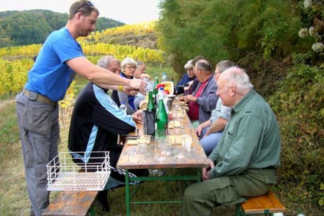 JAUSENZEIT im Weingarten, hier schmeckt uns Alles, auch der erste Sturm, verleiht Flüüügel