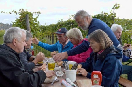 Unser bewährtes WEINKELLER TEAM, muss sich auch stärken, na dann guten Appetit u. Prost