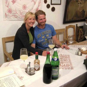 Unser WINZEREHEPAAR, hat am Abend gut lachen, wir erfreuen uns der Gesellschaft u.am STURM