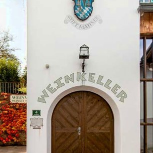 Eingang zum WARTSTEINKELLER in Mattsee, Anbau von 1999 (Stiege, Toiletten u. Raum Mautern) © www.Chris-Hofer.com