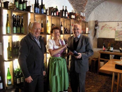 Kellermeister Hedi & Erwin am Verkaufsregal mit Stifts Kanoniker Mag. Anton SAGEDER, 2015