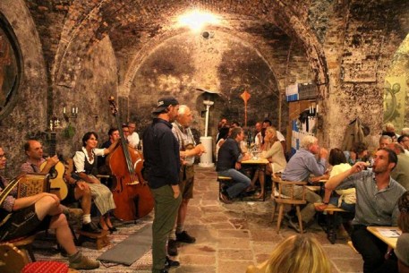 Winzer URBAN besuchte uns im vollen Weinkeller, berichtet vom heurigen Lesestand, usw.