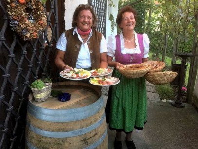 Hedi u. Elfriede präsentieren stolz unsere üppige HEURIGENJAUSE, die allen vorzüglich mundete