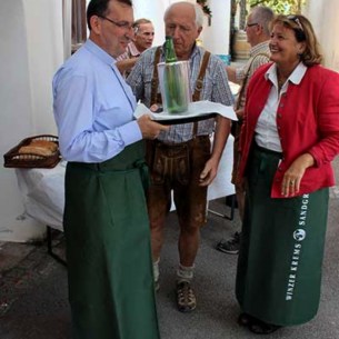 Frühschoppen am Sonntag, mit CELLERARIUS (Kellner) Stiftspropst Mag. Franz Lusak im Einsatz