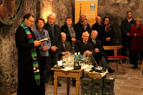 WEINSEGNUNG alljährlich zum 11.11. (Martiniloben), des ersten Weines vom LESEJAHR unsere STEINER FREIHEIT ein gemischter Satz aus eigenen Rieden, bekömmlich, trinkfreudig und immer ein gesellschaftlicher Höhepunkt im Jahr