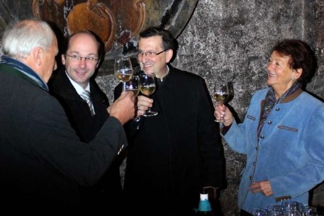 Hedi & Erwin im Antrunk der STEINER FREIHEIT mit Stiftspropst Mag. Franz LUSAK und dem neuen CELLERARIUS des Stiftes, Kanoniker Mag. Markus MENNER (Pfarrer in Ostermiething)