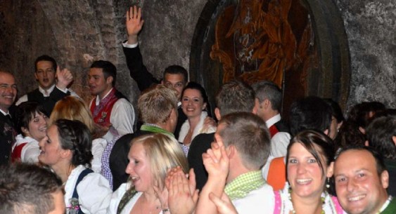 BRAUTSTEHLEN im WEINKELLER, na da woa was loas