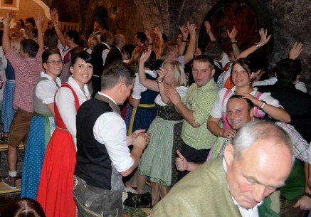 Trubel, Jubel Heiterkeit um das Brautpaar