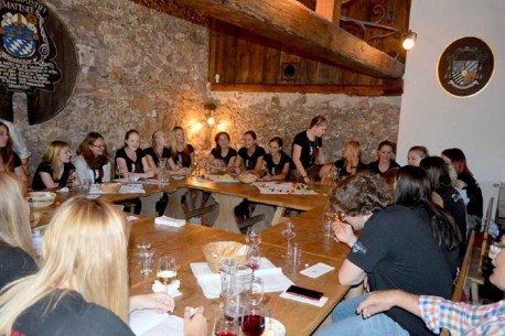 WEINVERKOSTUNG mit einem DIRNDL VEREIN, aus Oberösterreich, na guate Nacht oba sö woan brav