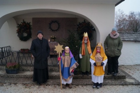Gruppenfoto mit Herrn Pfarrer © Josef Hofbauer