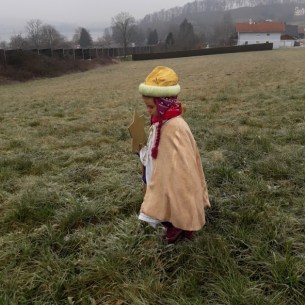 ein kleiner Hl. König allein auf weiter Flur © Maria Löffelberger