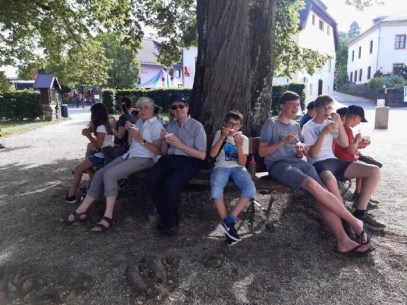 Im Schatten unter der Linde schmeckt es allen gut, auch unserem Herrn Pfarrer und der Mesnerin © Maria Löffelberger