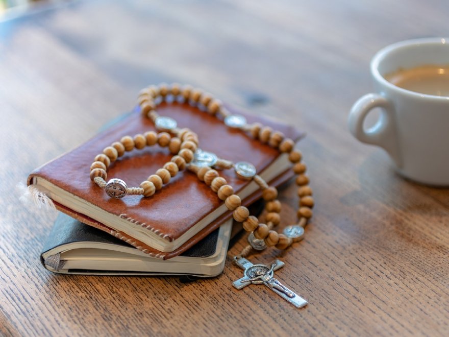 Rosenkranz, Freie kommerzielle NutzungKein Bildnachweis nötig, https://pixabay.com/de/photos/rosenkranz-bibel-beten-katholisch-3857774/ © Prierlechapelet, pixabay.com