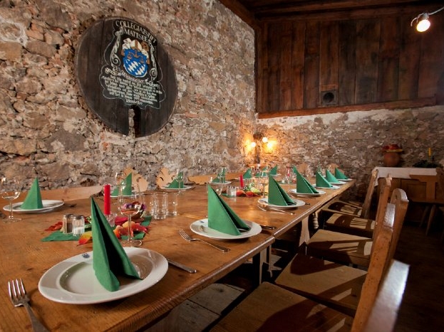 Feiern im Weinkeller © Stift Mattsee