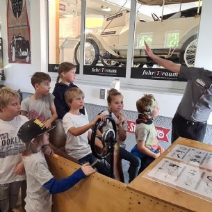 Am Flugsimulator © Löffelberger, Pfarre Mattsee