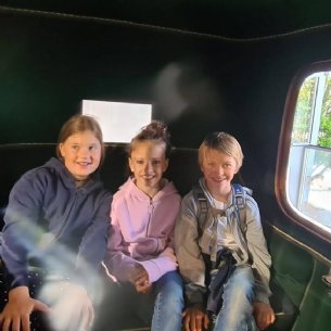 Im Oldtimer unterwegs © Löffelberger, Pfarre Mattsee