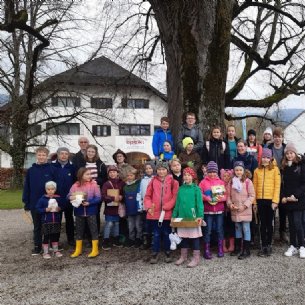 Unsere Minis starten auf dem Stiftsplatz zum Ratschen © Löffelberger, Pfarre Mattsee