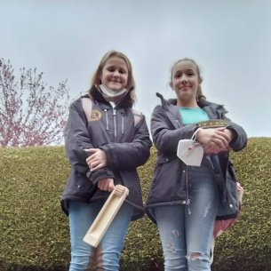 2 Freundinnen gemeinsam unterwegs © Löffelberger, Pfarre Mattsee