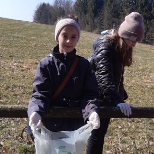 Sammeln auf dem Unerseehügel © Löffelberger, Pfarre Mattsee