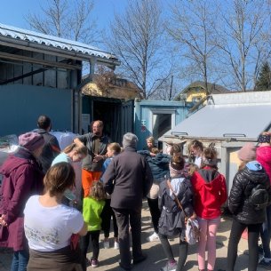 Es wurden uns die einzelnen Container erklärt © Löffelberger, Pfarre Mattsee