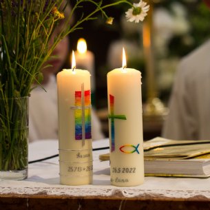 Erstkommunionkerzen auf dem Altar © Verena Brucker