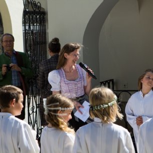 Begrüßung der Erstkommunionkinder durch PGR-Rätin Gisela Hartinger © Verena Brucker